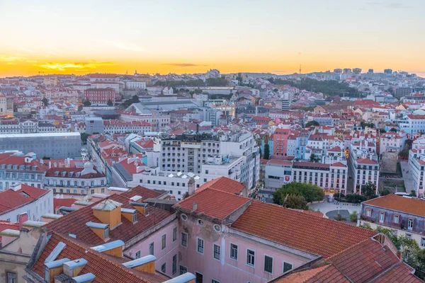 Lizbon, Portekiz 'in tarihi merkezinin günbatımı görünümü.