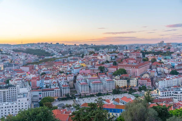 Lizbon, Portekiz 'in tarihi merkezinin günbatımı görünümü.