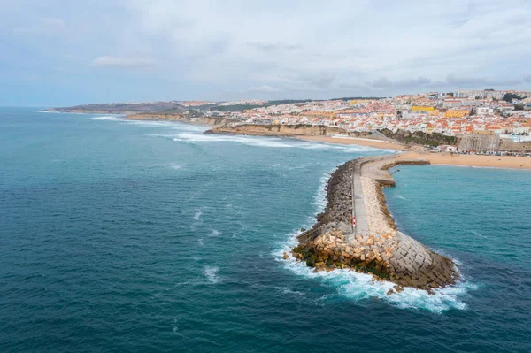 Ericeira, Portekiz 'deki beton iskelenin havadan görüntüsü.