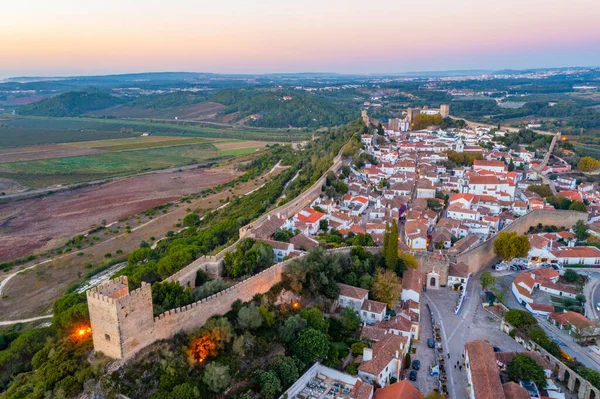 Portekiz 'deki Obidos kasabasının günbatımı manzarası.