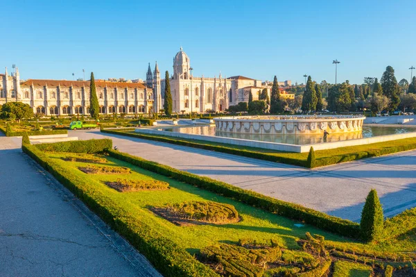 Belem, Lizbon, Portekiz 'de Mosteiro dos Jeronimos' a pratik yoluyla bakmak.