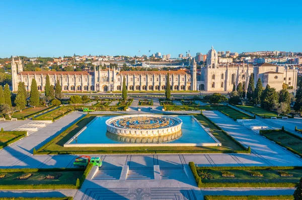 Belem, Lizbon, Portekiz 'de Mosteiro dos Jeronimos' a pratik yoluyla bakmak.