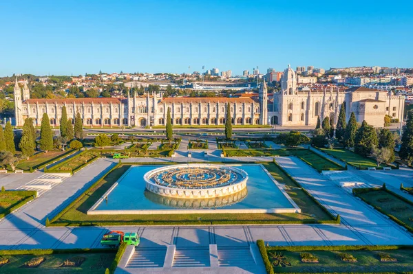 Belem, Lizbon, Portekiz 'de Mosteiro dos Jeronimos' a pratik yoluyla bakmak.