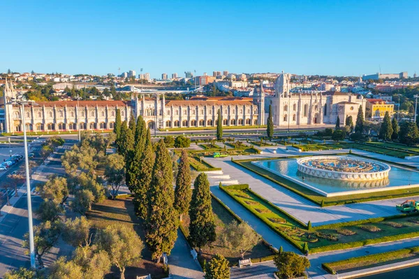 Belem, Lizbon, Portekiz 'de Mosteiro dos Jeronimos' a pratik yoluyla bakmak.