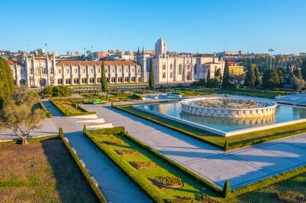 Belem, Lizbon, Portekiz 'de Mosteiro dos Jeronimos' a pratik yoluyla bakmak.