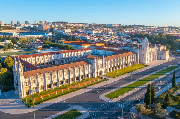 Belem, Lizbon, Portekiz 'de Mosteiro dos Jeronimos' a pratik yoluyla bakmak.