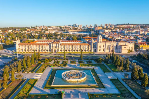 Belem, Lizbon, Portekiz 'de Mosteiro dos Jeronimos' a pratik yoluyla bakmak.