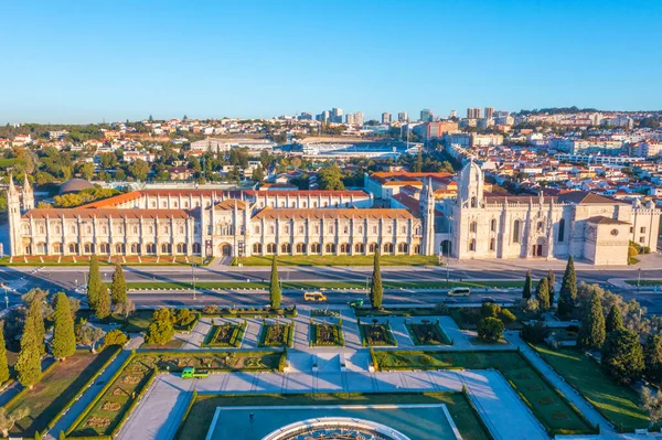 Belem, Lizbon, Portekiz 'de Mosteiro dos Jeronimos' a pratik yoluyla bakmak.