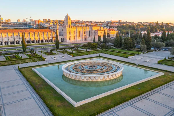 Belem, Lizbon, Portekiz 'de Mosteiro dos Jeronimos' a pratik yoluyla bakmak.