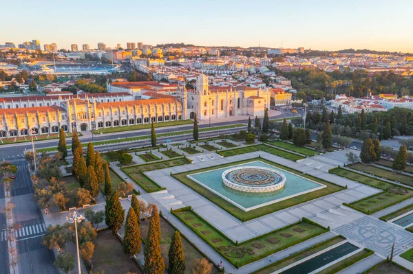 Belem, Lizbon, Portekiz 'de Mosteiro dos Jeronimos' a pratik yoluyla bakmak.