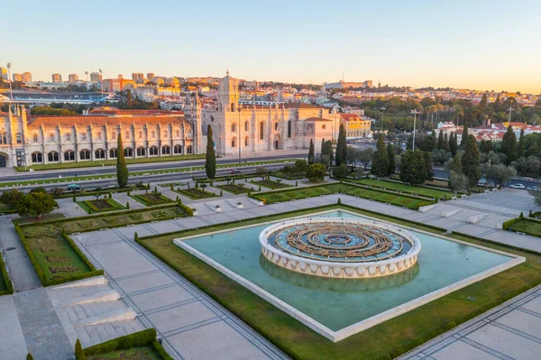 Belem, Lizbon, Portekiz 'de Mosteiro dos Jeronimos' a pratik yoluyla bakmak.