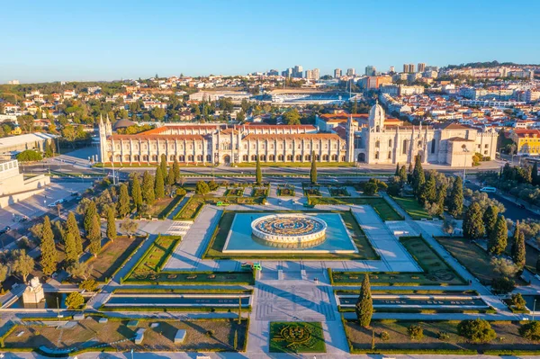 Belem, Lizbon, Portekiz 'de Mosteiro dos Jeronimos' a pratik yoluyla bakmak.