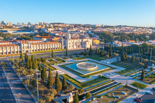 Belem, Lizbon, Portekiz 'de Mosteiro dos Jeronimos' a pratik yoluyla bakmak.