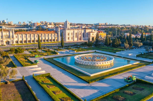 Belem, Lizbon, Portekiz 'de Mosteiro dos Jeronimos' a pratik yoluyla bakmak.