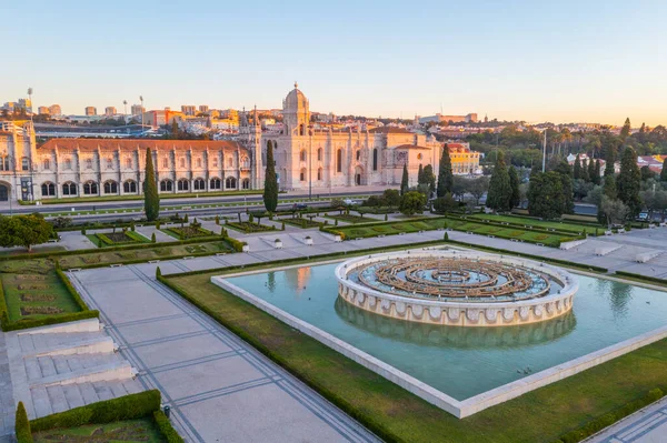 Belem, Lizbon, Portekiz 'de Mosteiro dos Jeronimos' a pratik yoluyla bakmak.