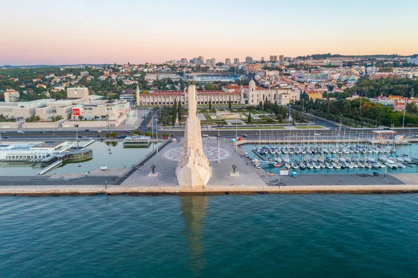 Padrao dos Descobrimentos anıtının gündoğumu manzarası Belem, Lizbon, Portekiz 'de.