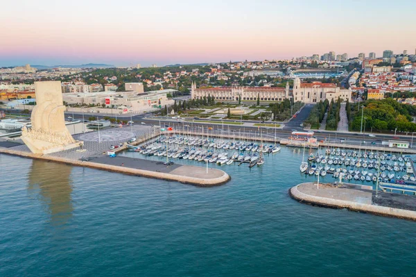 Padrao dos Descobrimentos anıtının gündoğumu manzarası Belem, Lizbon, Portekiz 'de.