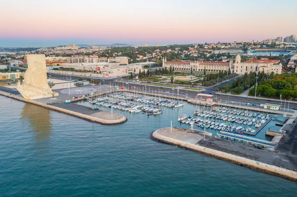 Padrao dos Descobrimentos anıtının gündoğumu manzarası Belem, Lizbon, Portekiz 'de.
