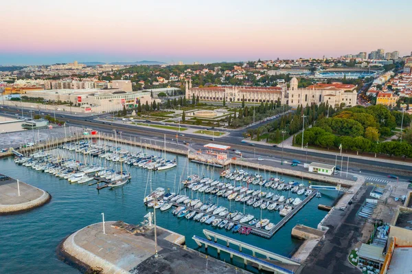 Belem, Lizbon, Portekiz 'de Mosteiro dos Jeronimos' a pratik yoluyla bakmak.