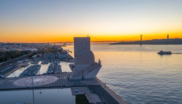 Belem 'deki Keşifler Anıtı' nın gündoğumu ve 25 Nisan 'daki köprü, Lizbon, Portekiz.