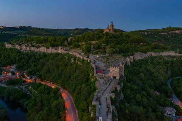 Bulgaristan 'ın Veliko Tarnovo kentindeki Çarevets kalesinin gün batımından görüntüsü
