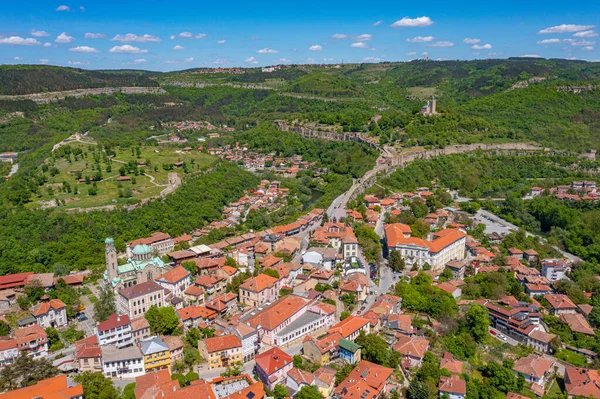 Bulgaristan 'ın Veliko Tarnovo kentindeki Çarevets ve Trapezitsa kalelerinin hava manzarası
