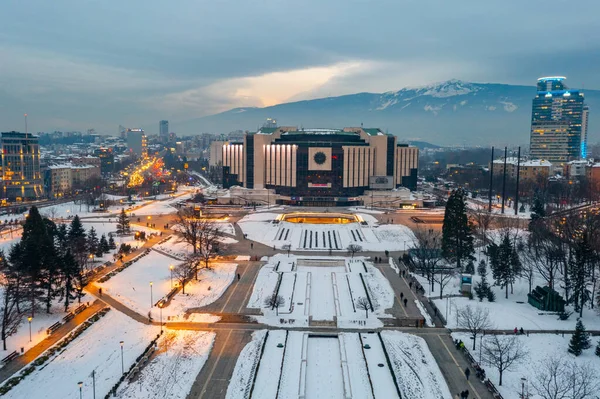 Bulgaristan 'ın Sofya kentindeki Ulusal Kültür Sarayı' nın günbatımı manzarası