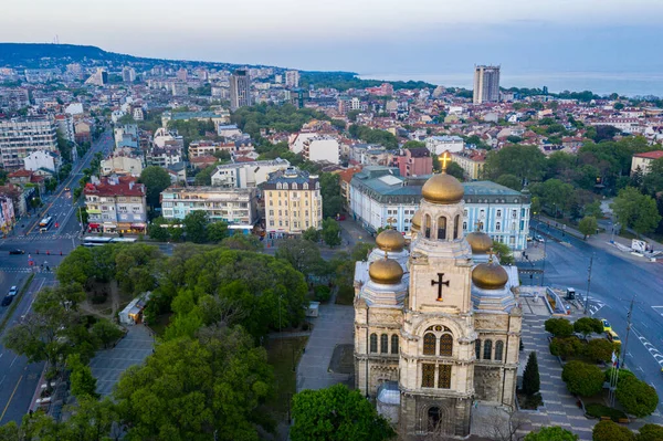 Bulgaristan 'ın Varna kentindeki Theotokos Katedrali Dormition of the Theotokos Katedrali' nin günbatımı görünümü