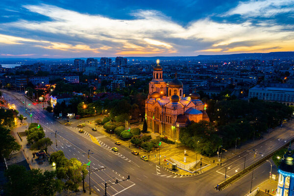 Вид на Закат Успенского собора в Варне, Болгария