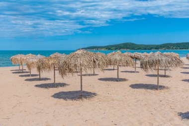 Bulgaristan 'ın Arkutino plajında Reed şemsiyeleri