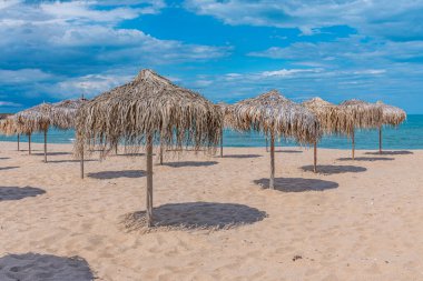 Bulgaristan 'ın Arkutino plajında Reed şemsiyeleri