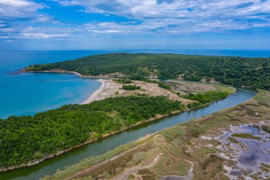 Bulgaristan 'daki Ropotamo nehrinin havadan görünüşü