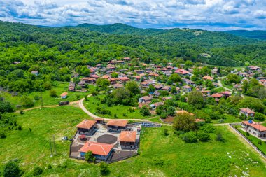 Bulgaristan 'ın geleneksel Brashlyan köyünün hava manzarası