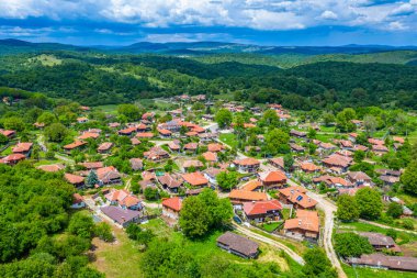 Bulgaristan 'ın geleneksel Brashlyan köyünün hava manzarası