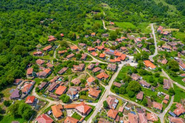 Bulgaristan 'ın geleneksel Brashlyan köyünün hava manzarası