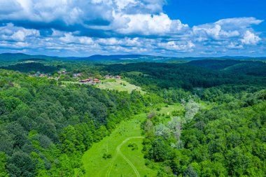 Bulgaristan 'ın geleneksel Brashlyan köyünün hava manzarası
