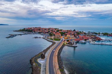 Bulgar kenti Nessebar 'ın günbatımı manzarası