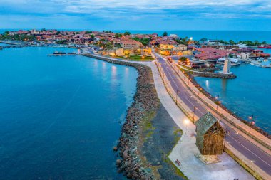 Bulgar kenti Nessebar 'ın günbatımı manzarası