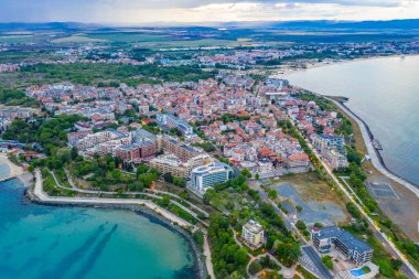 Bulgar kenti Nessebar 'ın yeni kısmının günbatımında hava manzarası