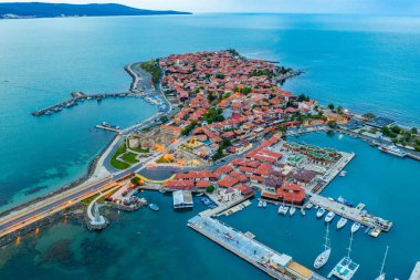 Bulgar kenti Nessebar 'ın günbatımı manzarası