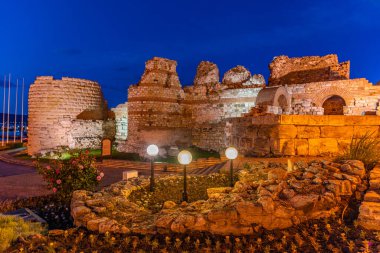 Bulgaristan 'ın eski Nessebar kentinin antik tahkimatının gece manzarası