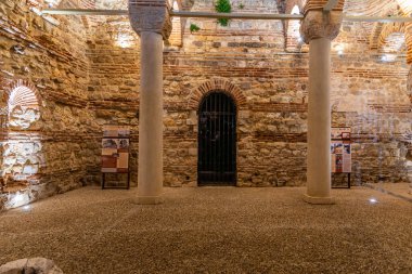 Bulgaristan 'ın Nessebar kentindeki Aziz John Aliturgetos Kilisesi' nin gece manzarası