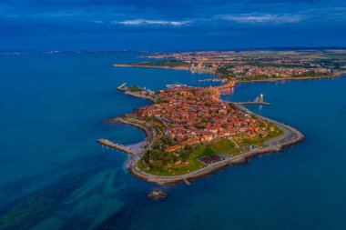 Bulgar kenti Nessebar 'ın gündoğumu hava manzarası