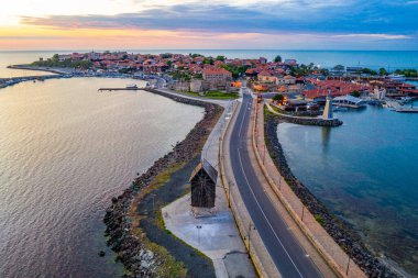 Bulgar kenti Nessebar 'ın gündoğumu hava manzarası