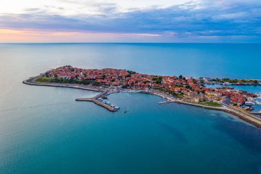 Bulgar kenti Nessebar 'ın gündoğumu hava manzarası