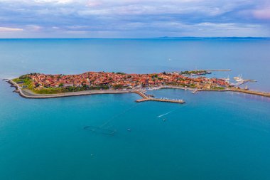Bulgar kenti Nessebar 'ın gündoğumu hava manzarası
