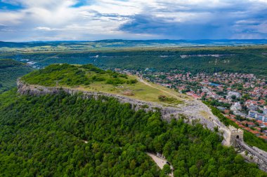 Bulgaristan 'daki Ovech kalesinin manzarası