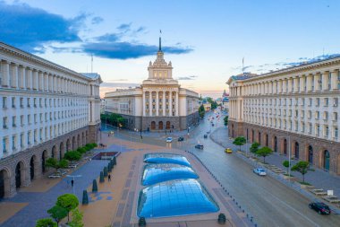 Sofya 'daki Largo Meydanı' nın (resmin Kiril alfabesiyle yazıldığı) gün batımı manzarası, Bulgaristan