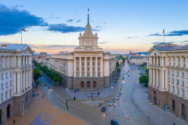 Sofya 'daki Largo Meydanı' nın (resmin Kiril alfabesiyle yazıldığı) gün batımı manzarası, Bulgaristan