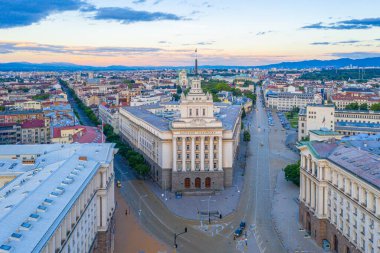 Sofya 'daki Largo Meydanı' nın (resmin Kiril alfabesiyle yazıldığı) gün batımı manzarası, Bulgaristan